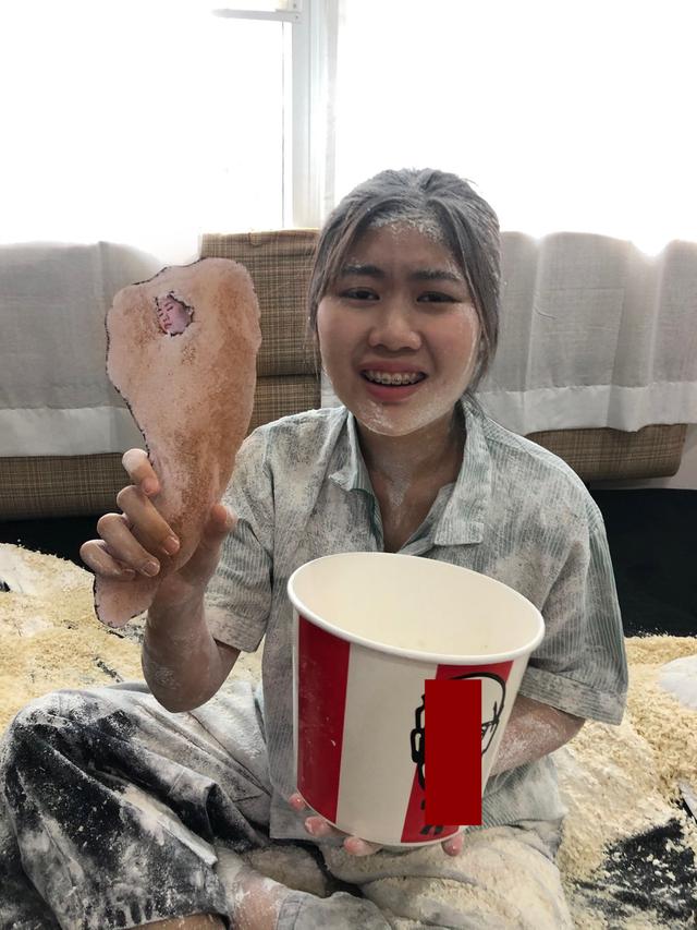 7 Momen Kocak Pria Jahili Pacarnya Jadi Ayam Goreng Ini Bikin Geleng Kepala