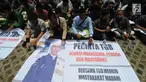 Puluhan Aliansi  Mahasiswa, Pemuda dan Masyarakat  yang mengatasnamakan pecinta Tuan Guru Bajang (TGB) atau Gubernur NTB TGH Zainul Majdi melakukan aksi damai membaca yasin di depan gedung KPK, Jakarta, Selasa (25/09).(merdeka.com/dwi narwoko)
