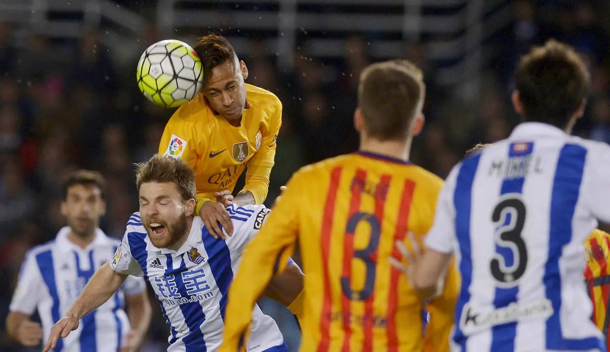 Pemain Real Sociedad,  Asier Illarramendi berduel dengan pemain Barcelona, Neymar de Silva pada lanjutan La Liga Spanyol di Estadio Anoeta, San Sebastian, Sabtu (9/4/2016) atau Minggu dini hari WIB. (REUTERS/Vincent West)