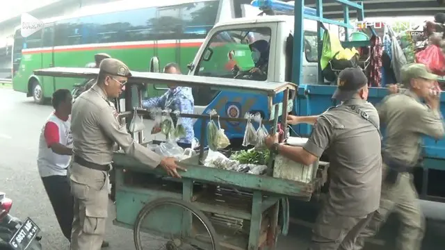 Tukang sayur yang mengaku sedang beristirahat kaget bukan main saat dirazia Satpol PP.