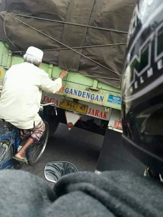 Aksi Nyeleneh Saat Berkendara Ini Cuman Ada di Indonesia