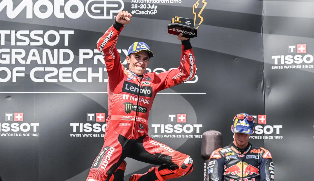 Pembalap MotoGP dari tim Ducati Lenovo Team asal Spanyol, Marc Marquez (kiri) merayakan kemenangannya di podium MotoGP Ceko di sirkuit Masaryk, Brno, Ceko, 20 Juli 2025. (Michal Cizek/AFP)