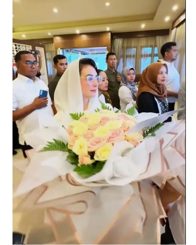 7 Momen Arumi Bachsin dan Emil Dardak sambut Jokowi di Solo usai purnatugas, berlangsung haru