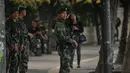 Sejumlah prajurit TNI melakukan pengamanan Konferensi Asia-Afrika di Kawasan Senayan, Jakarta, Senin (20/4/2015). Pengamanan dilakukan untuk menjaga kelancaran KAA yang berlangsung 19-24 April 2015 di Jakarta dan Bandung. (Liputan6.com/Faizal Fanani)