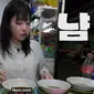 YouTuber Korea Tzuyang mukbang makanan Indonesia di warung dekat rel kereta Jakarta. (dok. tangkapan layar video YouTube&nbsp;Tzuyang)