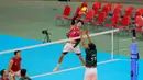 Pemain Timnas voli putra Indonesia, Boy Arnez Arabi melakukan smash saat melawan Myanmar pada babak penyisihan Grup B SEA Games 2025 di di Stadion Indoor Huamark, Bangkok, Thailand, pada Senin (15/12/2025) pagi WIB. (Bola.com/Bagaskara Lazuardi)