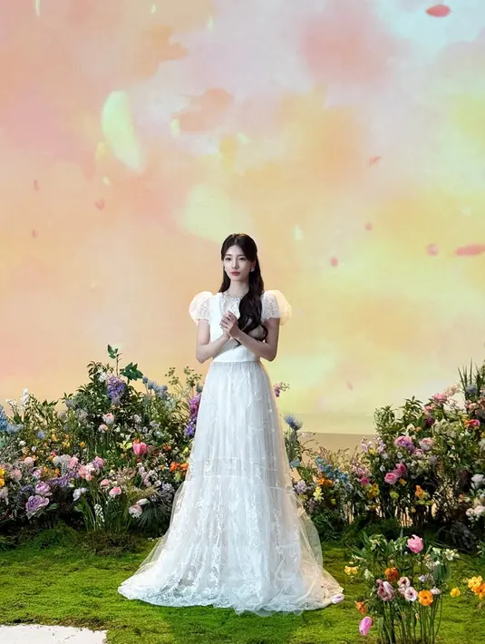 Tampil totalitas menjadi Snow White, Bae Suzy kenakan gaun putih panjang yang cantik [@management_soop]