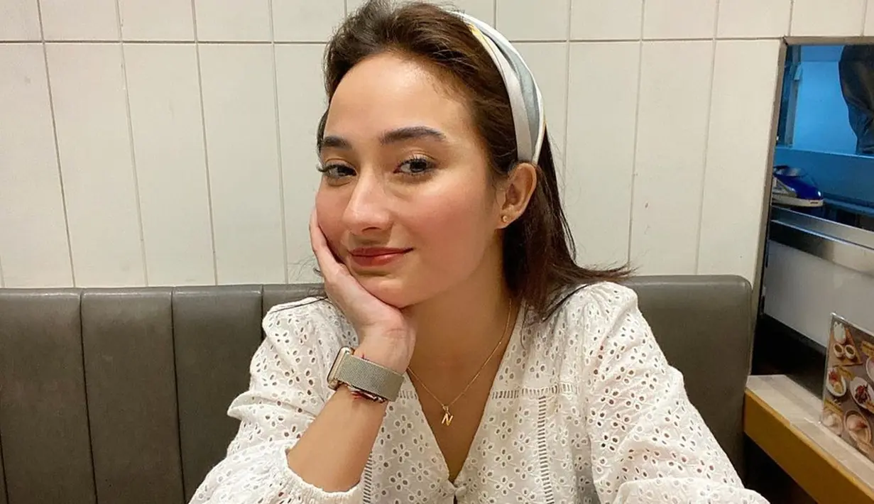 Busana kasual yang digunakan oleh wanita kelahiran 20 September 1996 ini juga bisa ditiru untuk hangout. Dirinya pun menambahkan bandana pada penampilannya senada dengan jam tangan yang digunakan. (Liputan6.com/IG/@naonomnom)
