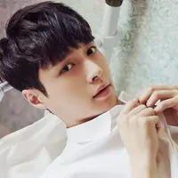 Tak hanya menebar fitnah dan komentar pedas di dunia maya, para haters ini juga kerap menyerang anggota keluarga Lay EXO. (Foto: soompi.com)