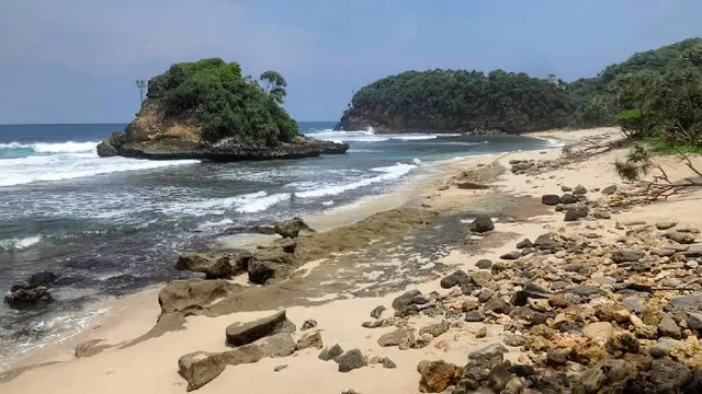 5 Rekomendasi Pantai di Malang Selatan yang Masih Tersembunyi