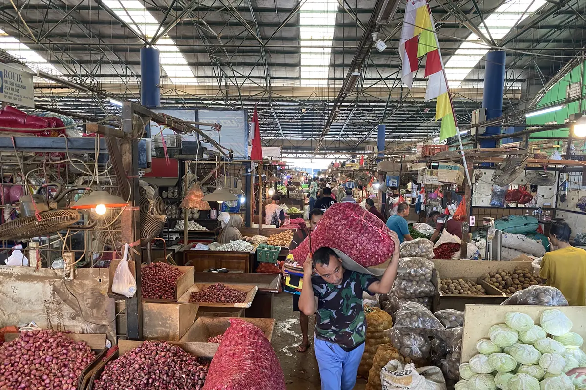 Harga bawang merah mengalami kenaikan di Pasar Induk Kramat Jati, Senin (19/1/2026). (Foto: Liputan6.com/Immanuel Christian)