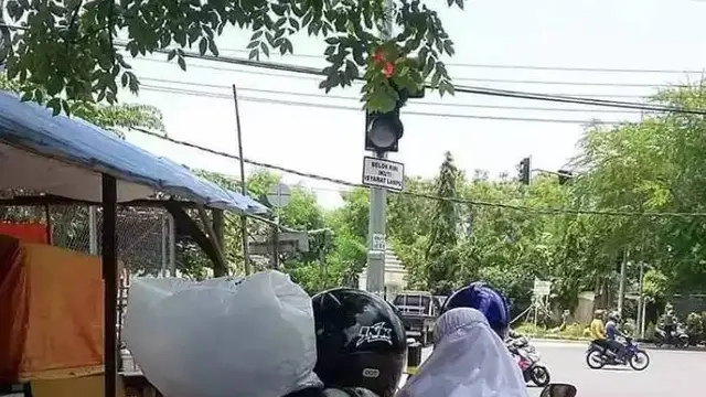 10 Potret Nyeleneh Orang Pakai Kantong Plastik Ini Kreatif Banget