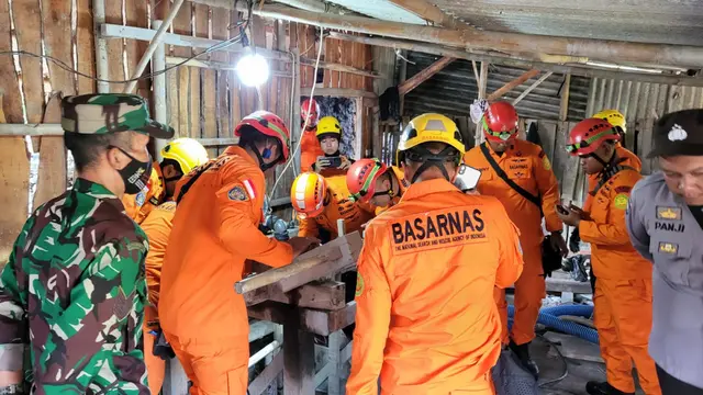 Basarnas terjunkan tim elit untuk evakuasi 8 pekerja terjebak di sumur tambang emas di Pancurendang, Kecamatan Ajibarang, Kabupaten Banyumas, Jawa Tengah, Sabtu (29/7/2023)