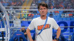 Pelatih kepala Borneo FC, Peter Huistra saat menghadapi Madura United pada laga leg kedua semifinal Championship Series BRI Liga 1 2023/2024 di Stadion Batakan, Balikpapan, Kalimantan Timur, Minggu (19/5/2024). (Bola.com/Bagaskara Lazuardi)