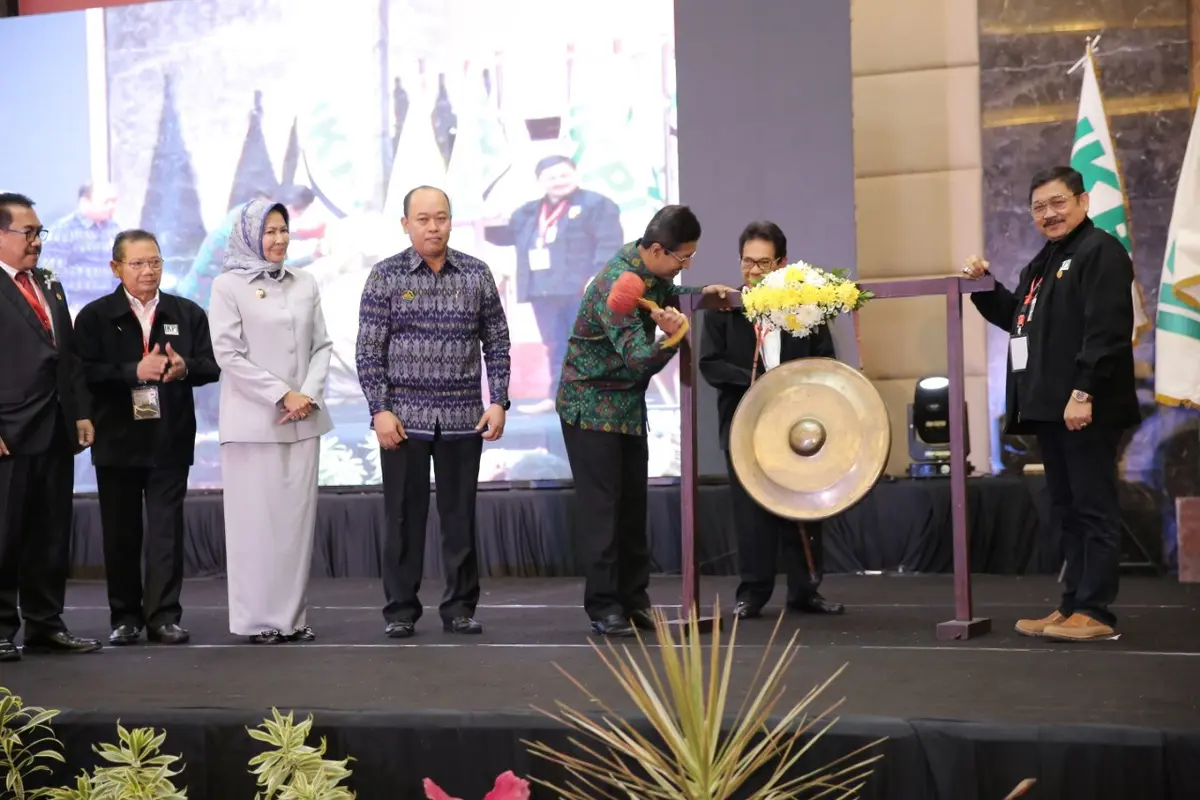 Direktur P2 Humas Direktorat Jenderal Pajak Hestu Yoga Saksama membuka kongres XI IKPI di Batu, Jawa Timur.