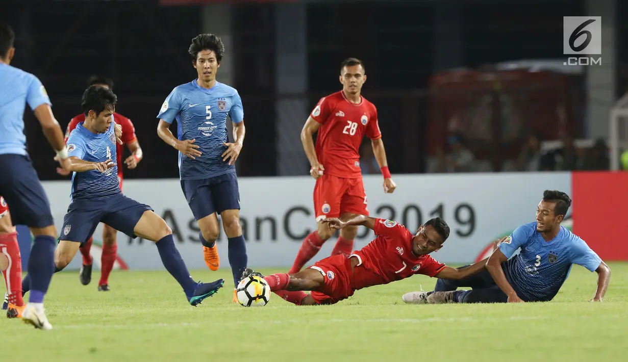 Gelandang Persija, Ramdani Lestaluhu (kedua kanan) berebut bola dengan pemain Johor Darul Takzim pada lanjutan penyisihan Grup H Piala Asia 2018 di Stadion GBK, Jakarta, Selasa (10/4). Babak pertama Persija unggul 3-0. (Liputan6.com/Helmi Fithriansyah)