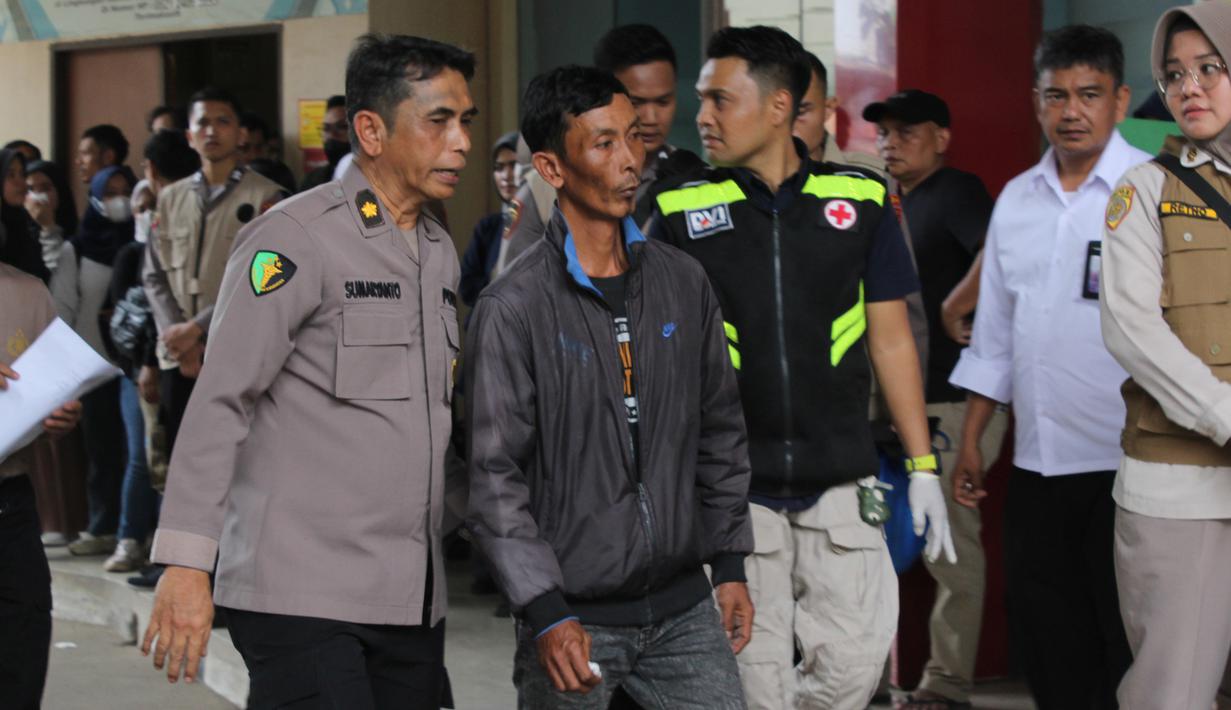 Dengan hasil ini, artinya, sudah 10 jenazah berhasil diidentifikasi dari total 22 korban tewas. Tampak dalam foto, pihak keluarga dan kerabat korban kebakaran Gedung Terra Drone didampingi petugas menuju ruang jenazah, di Rumah Sakit Bhayangkara R. Said Sukanto atau RS Polri Kramat Jati, Jakarta, Rabu (10/12/2025). (merdeka.com/magang/Rendi Saputra)