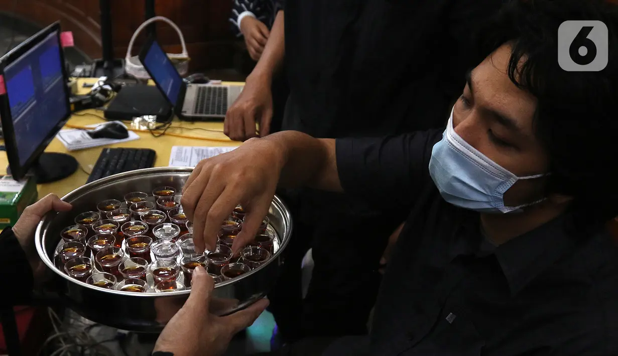 Umat Kristiani melakukan prosesi ibadah misa Jumat Agung pada rangkaian Hari Raya Paskah di Gereja Immanuel, Jakarta, Jumat (2/4/2021). Dalam suasana pandemi, misa Jumat Agung diselenggarakan dengan memberlakukan pembatasan kedatangan jemaat serta secara daring. (Liputan6.com/Herman Zakharia)
