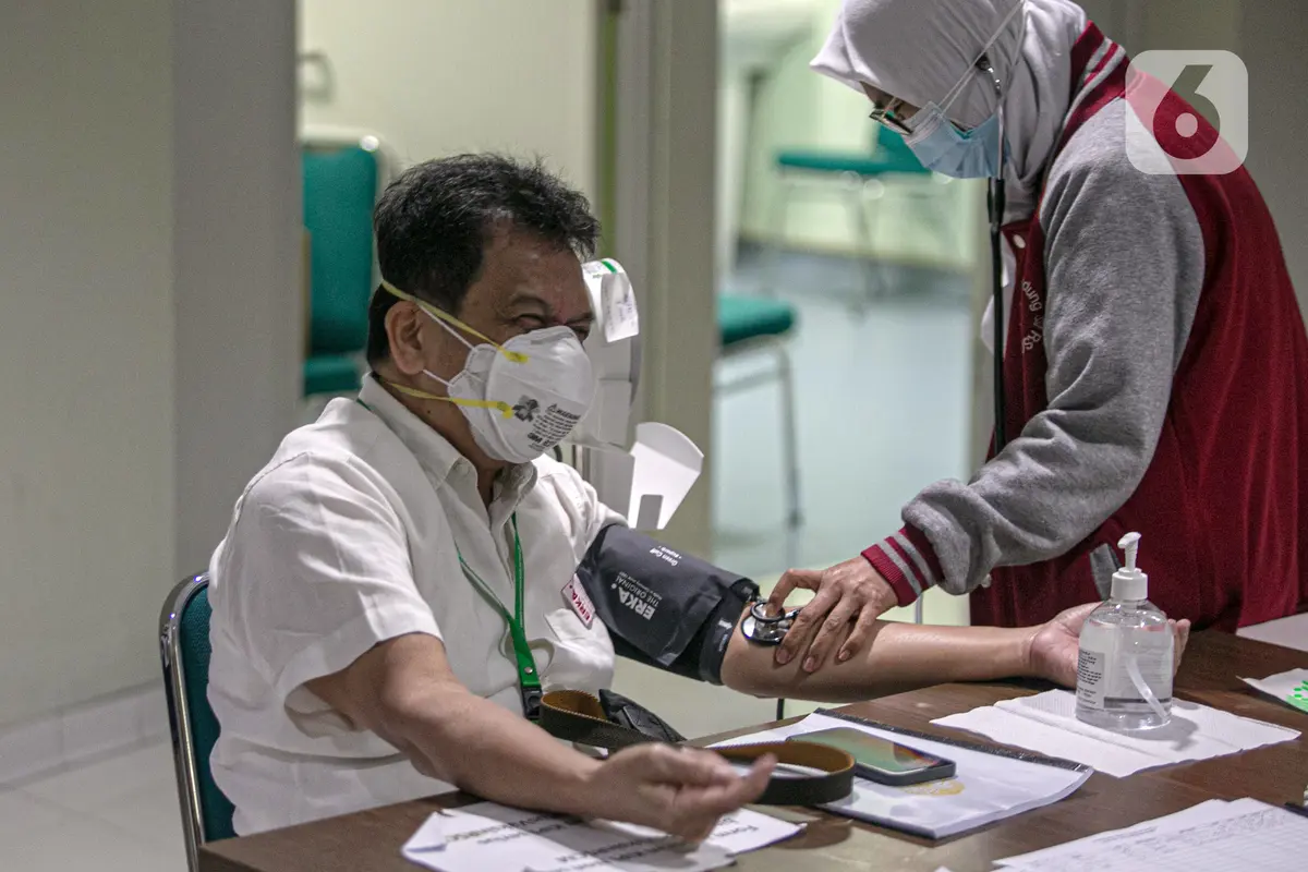 FOTO: Tenaga Kesehatan Lansia Jalani Vaksinasi COVID-19 Perdana di RSCM Jakarta