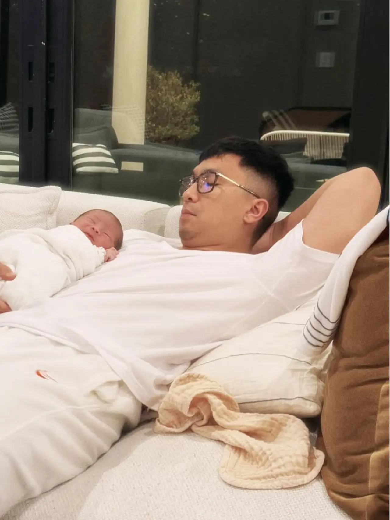 6 Potret Haru Keluarga Nikita Willy dan Indra Priawan Rayakan Sebulan ...