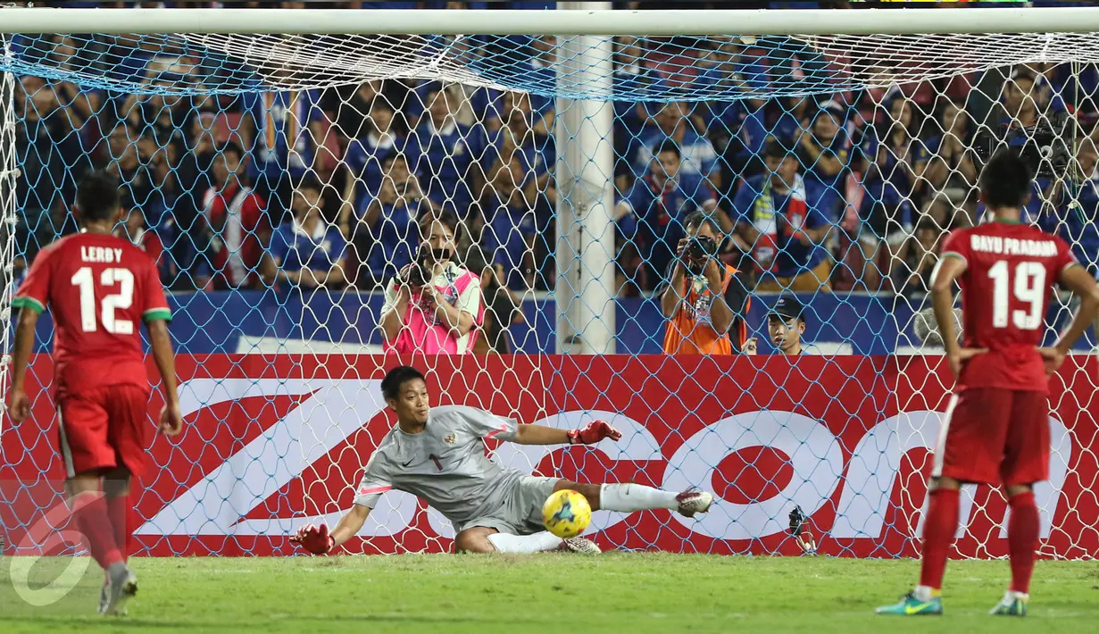 Penjaga gawang Timnas Indonesia, Kurnia Meiga (tengah) menahan tendangan penalti saat laga final kedua Piala AFF 2016 lawan Thailand di Rajamangala National Stadium, Bangkok, Sabtu (17/12). Thailand menang 2-0. (Liputan6.com/Helmi Fithriansyah)