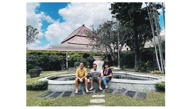 7 Potret Daniel Mananta dan Keluarga Lakukan Road Trip, Seru Banget