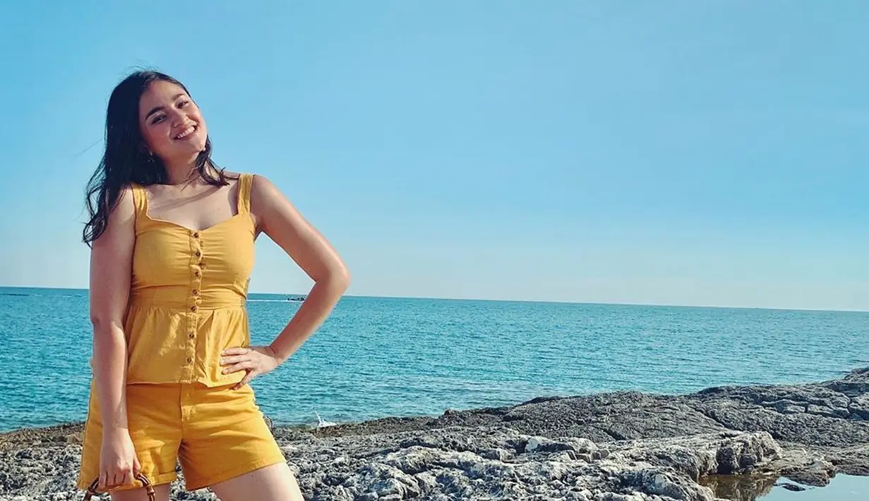 Pergi berlibur tentu lebih nyaman dengan gaya casual. Saat berkunjung ke pantai, mantan istri Ben Kasyafani ini tampil memukau dengan outshoulder dan hotpants berwarna kuning. Penampilannya pun terlihat lebih ceria. (Liputan6.com/IG/marshanda99)