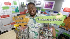 Pengunjung berpose saat acara Festival Hari Peduli Sampah Nasional 2023 di Gedung Manggala Wanabakti, Jakarta, Selasa(13/6/2023). (Liputan6.com/Johan Tallo)