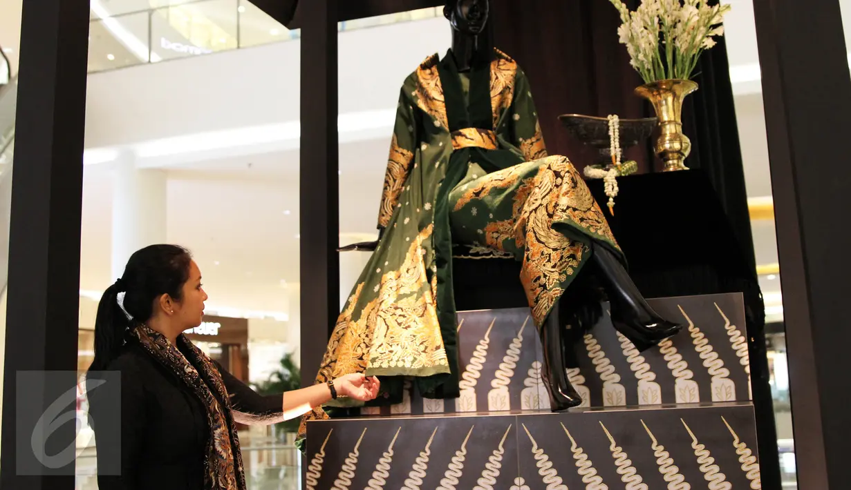 (Kiri) Creative Director Iwan Tirta Private Collection Era Soekamto melihat instalasi pendapa istana kerajaan Jawa yang bertajuk Catur Sagotro di Main Lobby Senayan City, Jakarta, Kamis (1/10/2015). (Liputan6.com/ Immanuel Antonius) 
