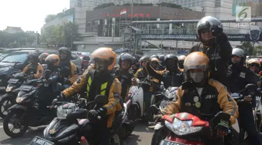 Ratusan pengemudi Uber melakukan konvoi perpisahan Bundaran HI, Jakarta, Sabtu (7/4). Setelah Uber di akuisisi oleh perusahaan Grab kini sebagaian besar driver berpindah ke Gojek. (Merdeka.com/Imam Buhori)