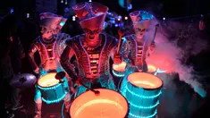 Penampil yang diterangi lampu LED ambil bagian dalam festival seni visual tahunan Light Night Leeds di kota Leeds, utara Inggris, 10 Oktober 2019. Festival Light Night Leeds tersebut menampilkan proyeksi, instalasi interaktif, eksebisi, dansa, dan musik. (Oli SCARFF/AFP)
