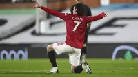 Selebrasi bomber Manchester United, Edinson Cavani, setelah mencetak gol ke gawang Fulham pada lanjutan Premier League di Craven Cottage, Kamis (21/1/2021) dini hari WIB. (AP/Clive Rose).