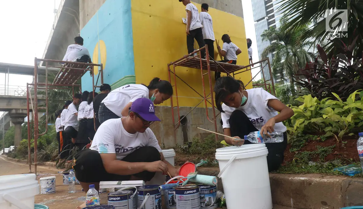 Sejumlah siswa menyiapkan cat untuk membuat mural di bawah kolong jalan layang non tol Kasablangka, Jakarta, Jumat (1/12). Mural tersebut di lakukan untuk mempercantik kawasan tersebut. (Liputan6.com/Angga Yuniar)