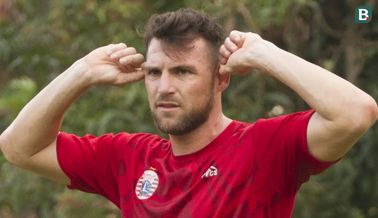 Striker Persija Jakarta, Marko Simic memegang kedua kupingnya saat latihan di Lapangan Sutasoma, Jakarta, Senin (12/3/2018). Persija berlatih jelang laga Piala AFC melawan Song Lam Nghe An. (Bola.com/Asprilla Dwi Adha)