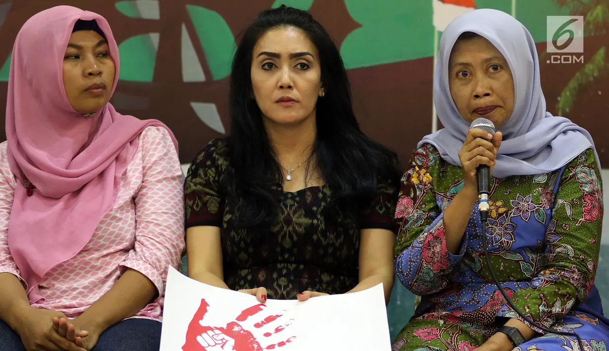 Komisioner Komnas Perempuan RI, Masruchah (kanan), Anggota Fraksi PDIP MPR RI, Rieke Diah Pitaloka dan Korban Kekerasan Seksual Baiq Nuril dalam Diskusi Empat Pilar MPR di Kompleks Parlemen, Senayan, Jakarta, Rabu (21/11). (Liputan6.com/Johan Tallo)