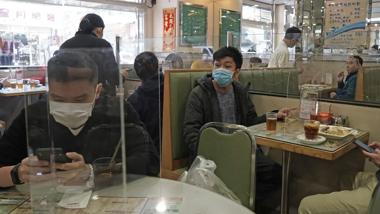 Hindari Virus Corona, Warga Hong Kong Makan Ditutupi Panel Plastik
