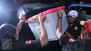 Petugas memasukkan boks berisi dokumen dari sebuah Rumah Sakit, Jakarta, Kamis (4/2/2016). Badan Reserse Kriminal Kepolisian RI menggeledah sebuah Rumah Sakit terkait kasus transplantasi ginjal. (Liputan6.com/Gempur M Surya)