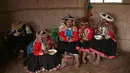 Wanita Andes setempat beristirahat makan siang di Gunung Pelangi di Pitumarca, Peru (5/4). Rainbow Mountain atau Gunung Pelangi memiliki warna-warni seperti pelangi ini memiliki ketinggian 16.404 kaki (5.000 meter) di Andes Peru. (AP Photo/Martin Mejia)