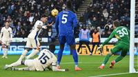 Enzo Fernandez (menyundul) berhasil mencetak satu gol saat Chelsea meraih kemenangan 2-1 atas Leicester City pada laga pekan ke-12 Premier League di King Power Stadium, Sabtu (23/11/2024) malam WIB. (AFP/Justin Tallis)
