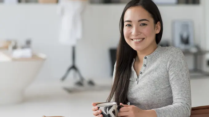 wanita agustus tenang bahagia