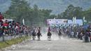 Para joki memacu kuda pada lomba pacuan kuda tradisional di Takengon, provinsi Aceh, 2 Maret 2019. Pacuan kuda tradisional di dataran tinggi Gayo Aceh telah menjadi salah satu kegiatan wisata andalan. (CHAIDEER MAHYUDDIN/AFP)
