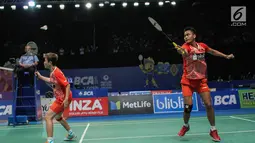 Ganda Campuran Indonesia, Tontowi Ahmad berusaha memukul kok saat laga melawan Tan Kian Meng/Lai Pei Jing (Malaysia) di perempat final Indonesia Open 2017 di Jakarta, Jumat (16/6). Tontowi/Liliyana menang 21-18 21-16. (Liputan6.com/Faizal Fanani)