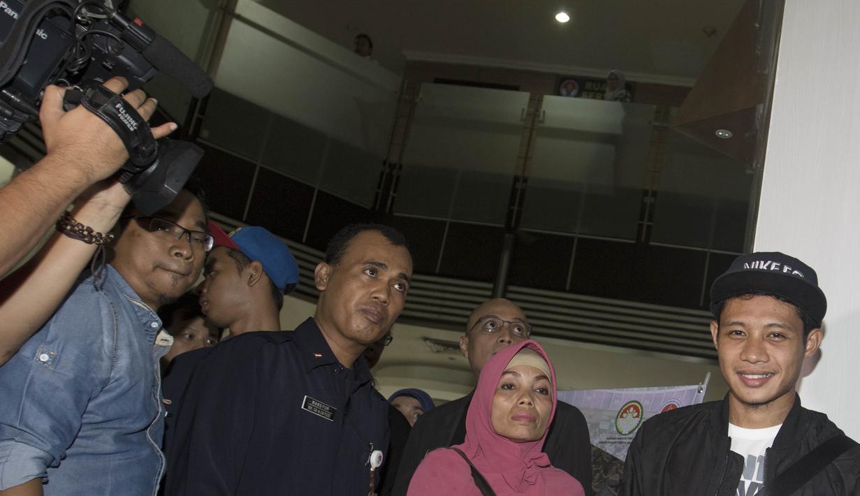 Senyum Evan Dimas saat berada di kantor Kemenpora,  Jakarta. Pemuda asal Surabaya itu akan bergabung dengan Espanyol selama empat bulan. (Bola.com/Vitalis Yogi Trisna)