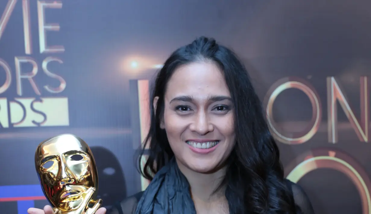 Ine Febriyanti dinobatkan sebagai Pemeran Utama Wanita Terbaik Indonesian Movie Actors Awards 2016 (IMAA 2016). Ine terbilang mengejutkan lantaran, ini film perdananya setelah vakum 13 tahun dari layar lebar. (Adrian Putra/Bintang.com)