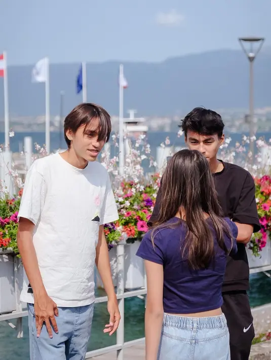 "Full Team Senangnya bisa kumpul ber5 lagi, Sabrina akhirnya bisa ketemu kaka Lio & Diego setelah 6 bulan berpisah." tulis Donna Agnesia membagikan pertemuannya yang diunggah pada 27 Juni. [Instagram/darius_sinathrya]