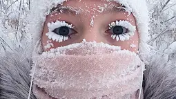 Anastasia Gruzdeva berswafoto dengan bulu mata yang membeku saat menerjang jalanan berselimut es di desa Oymyakon, Rusia, Minggu (14/1). Suhu di sana turun hingga -62 derajat Celcius yang cukup dingin untuk membekukan bulu mata (sakhalife.ru photo via AP)