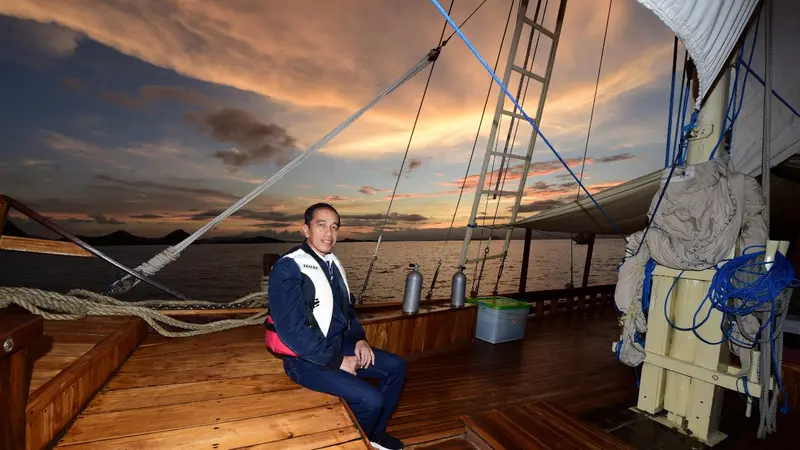 Jokowi menikmati sunset di Labuan Bajo