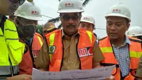 Wagub Djarot Saiful Hidayat saat tinjau pembangunan Flyover Bintaro (Liputan6.com/Ika Defianti)