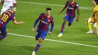 Penyerang Barcelona, Philippe Coutinho, melakukan selebrasi usai mencetak gol ke gawang Sevilla pada laga Liga Spanyol di Stadion Camp Nou, Minggu (4/10/2020). Kedua tim bermain imbang 1-1. (AP Photo/Joan Monfort)