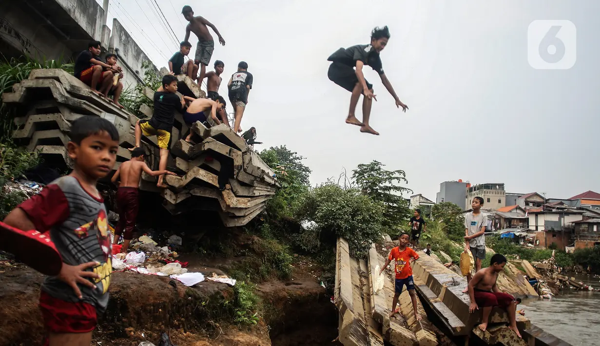 Anak-anak bermain di Sungai Ciliwung, Jakarta, Selasa (24/8/2021). Sungai Ciliwung menjadi tempat alternatif untuk bermain di kala pandemi karena ditutupnya ruang-ruang bermain atau taman kota, dan juga karena kurangnya ruang bermain bagi anak-anak. (Liputan6.com/Johan Tallo)